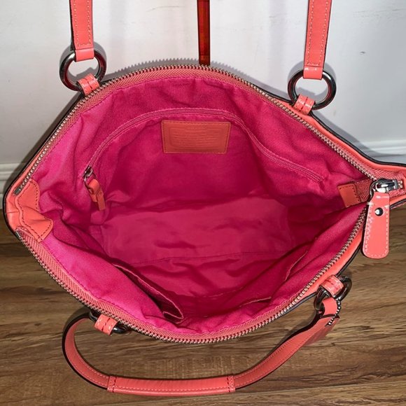 🧡Coach Fabric Tote & Matching Wristlet🧡 - Picture 5 of 8